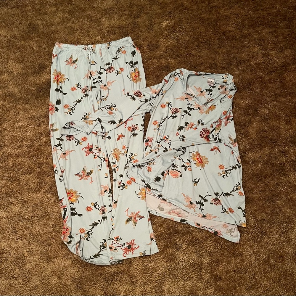 Floral Natori Pajama Set in Light Blue. Women’s Large. - Picture 4 of 4